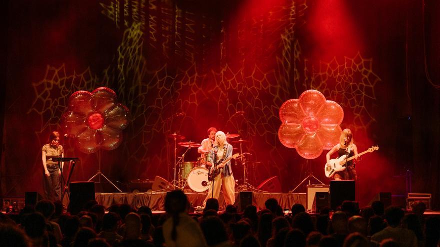 Una nit de pop retrofuturista amb Cariño