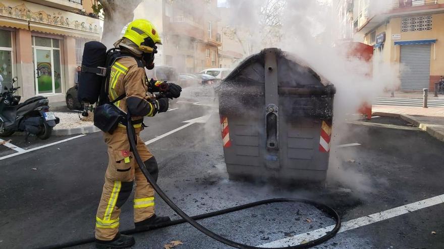 Los bomberos apagan tres contenedores incendiados en Alicante
