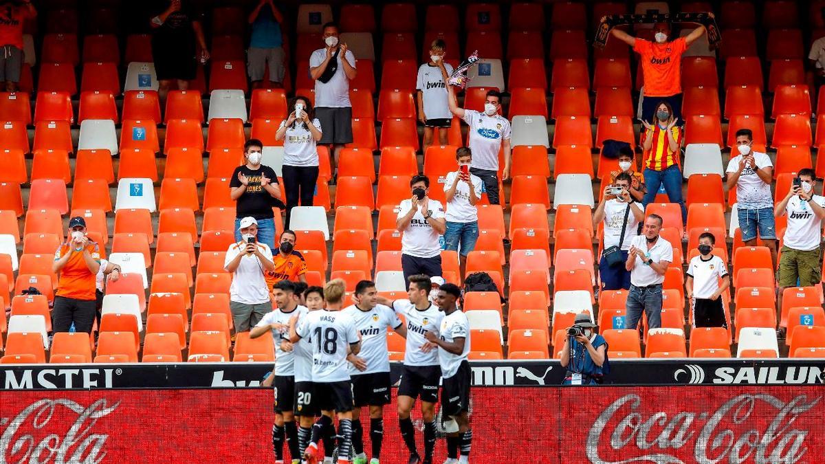 El Valencia disfruta con su afición y el Eibar desciende