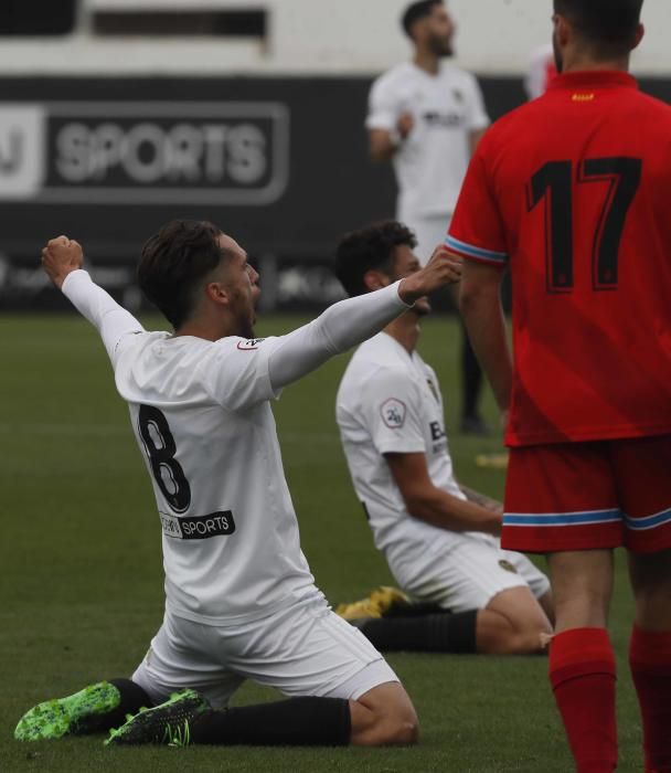 El filial valencianista salva la categoría en el último partido