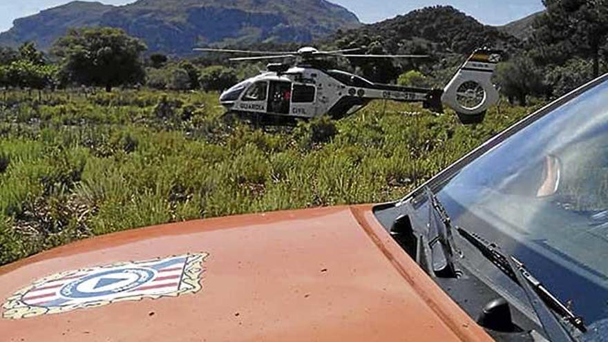 El helicóptero de la Guardia Civil traslada a los tres excursionistas desorientados, ayer en Escorca.