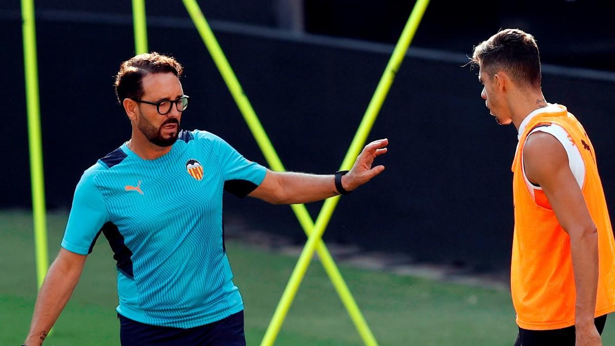 José Bordalás, durante un entrenamiento con el Valencia