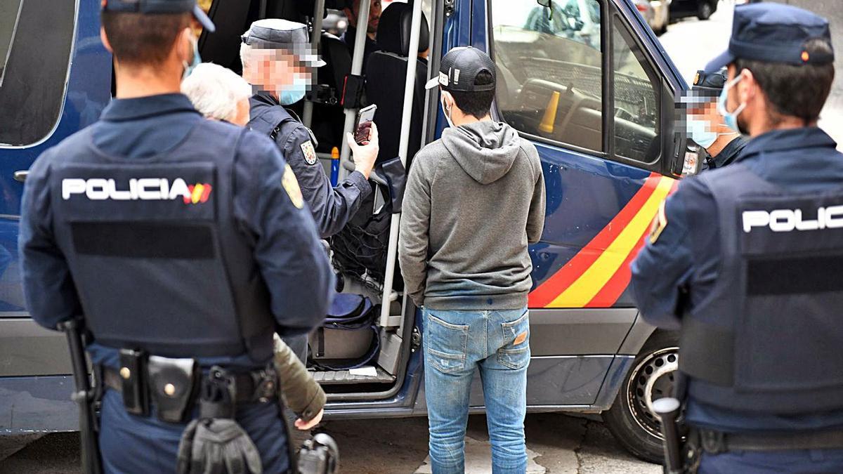 Policías nacionales en una operación de ocupación en A Coruña. |   // VÍCTOR ECHAVE