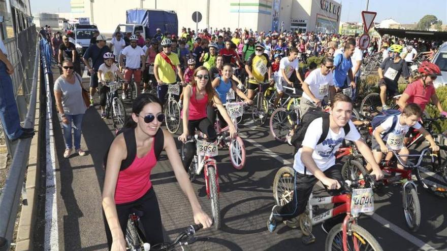 Más de 4.500 ciclistas de todas las edades participan en la fiesta de la bici de Badajoz