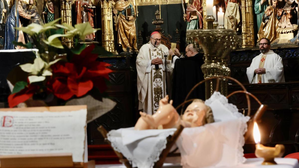 El arzobispo Jesús Sanz-Montes, durante la misa de Navidad en la Catedral de Oviedo.