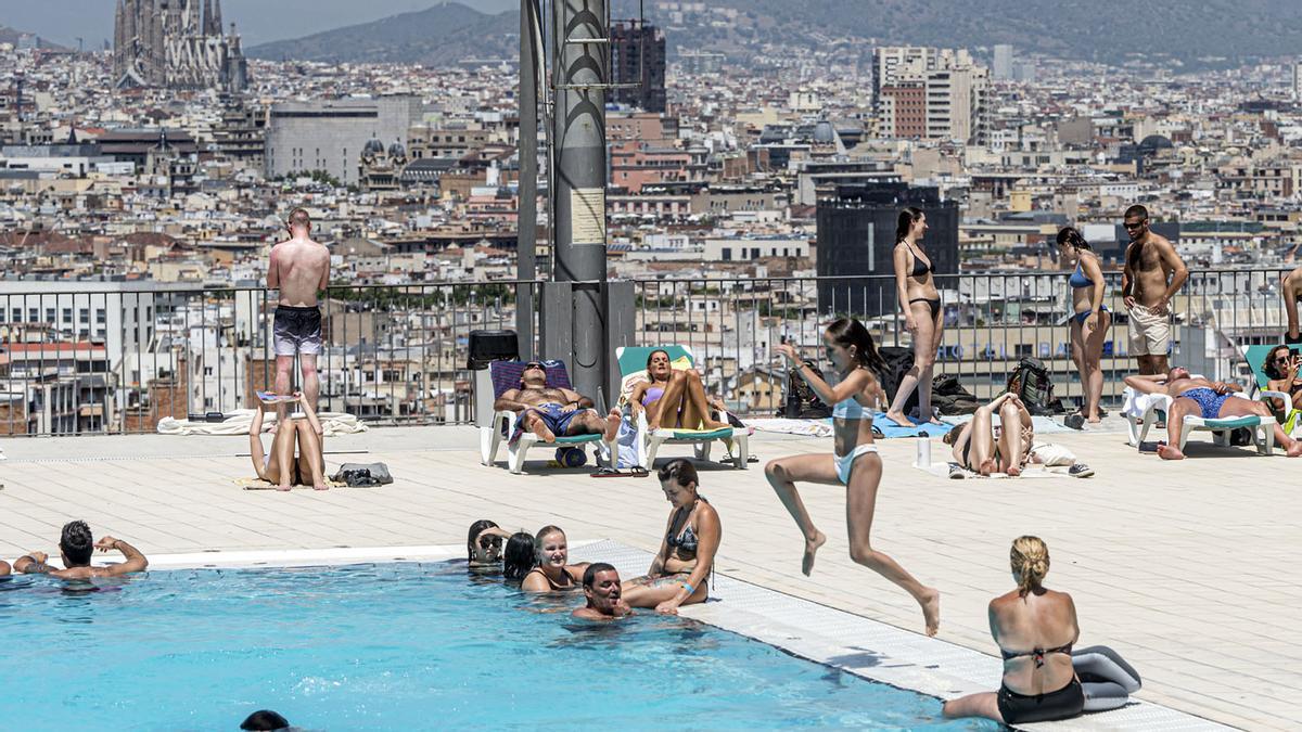 Chapuzón con vistas en la piscina municipal de Montjuïc.