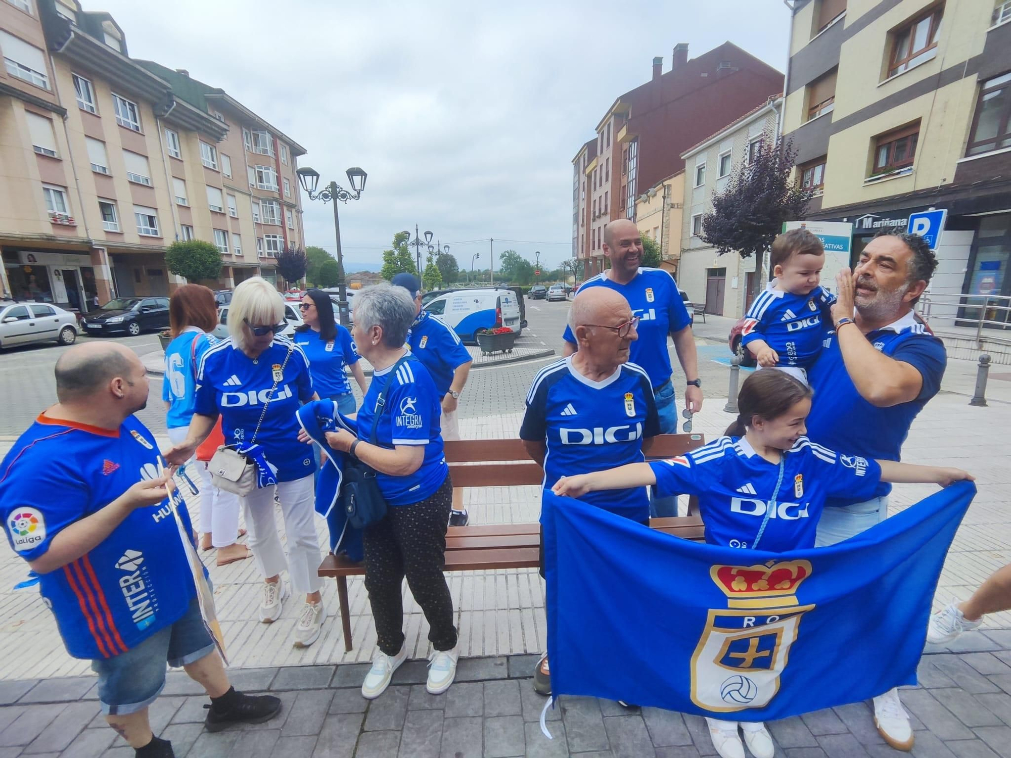 Ofrenda azul en Lugo de Llanera: los oviedistas agradecen a Santa María el ascenso a Primera