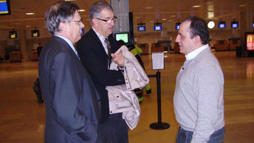 El delegat de Ryanair a Espanya, Luis Martínez (d), amb el director de l&#039;aeroport i el representant de la Cambra.