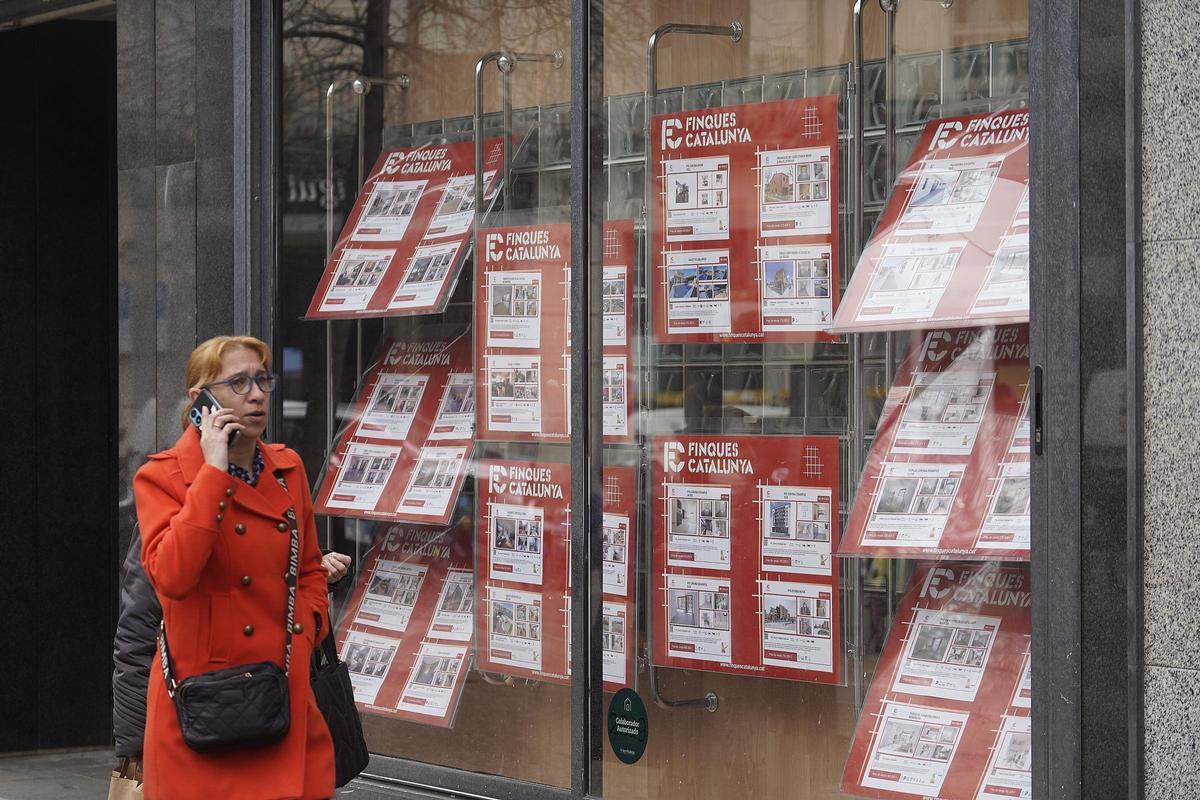 Un aparador d'una immobiliària a Girona