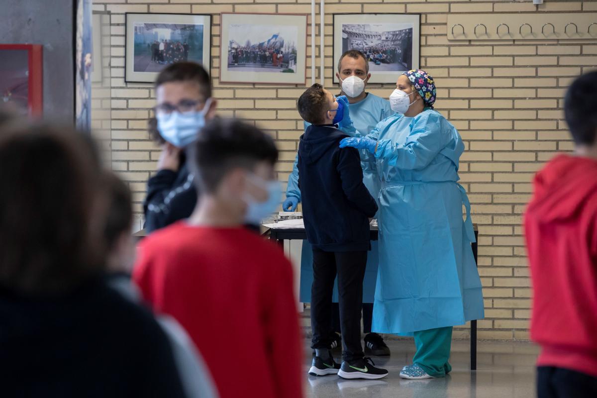 Los centros sostenidos con fondos públicos de Murcia, tanto públicos como concertados, han comenzado sus clases tras el parón de las vacaciones de Navidad en un contexto de normalidad y con todas las aulas abiertas, informaron fuentes de la Comunidad. Así, un 1,4% del profesorado no ha podido acudir a impartir clase por ser positivo en covid-19, según los datos recogidos por la Consejería de Educación a primera hora de la mañana, lo que afecta a un total de 371 docentes..jpg