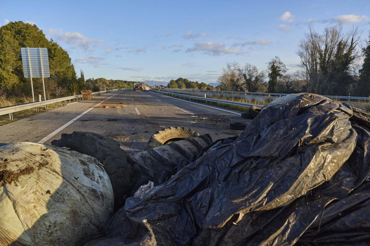 Les fotos del tall dels pagesos a l'AP-7 i l'N-II a l'Empordà