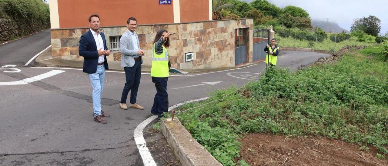 Visita a la calle La Piñera en el cruce con los caminos Angostos y Atravesado