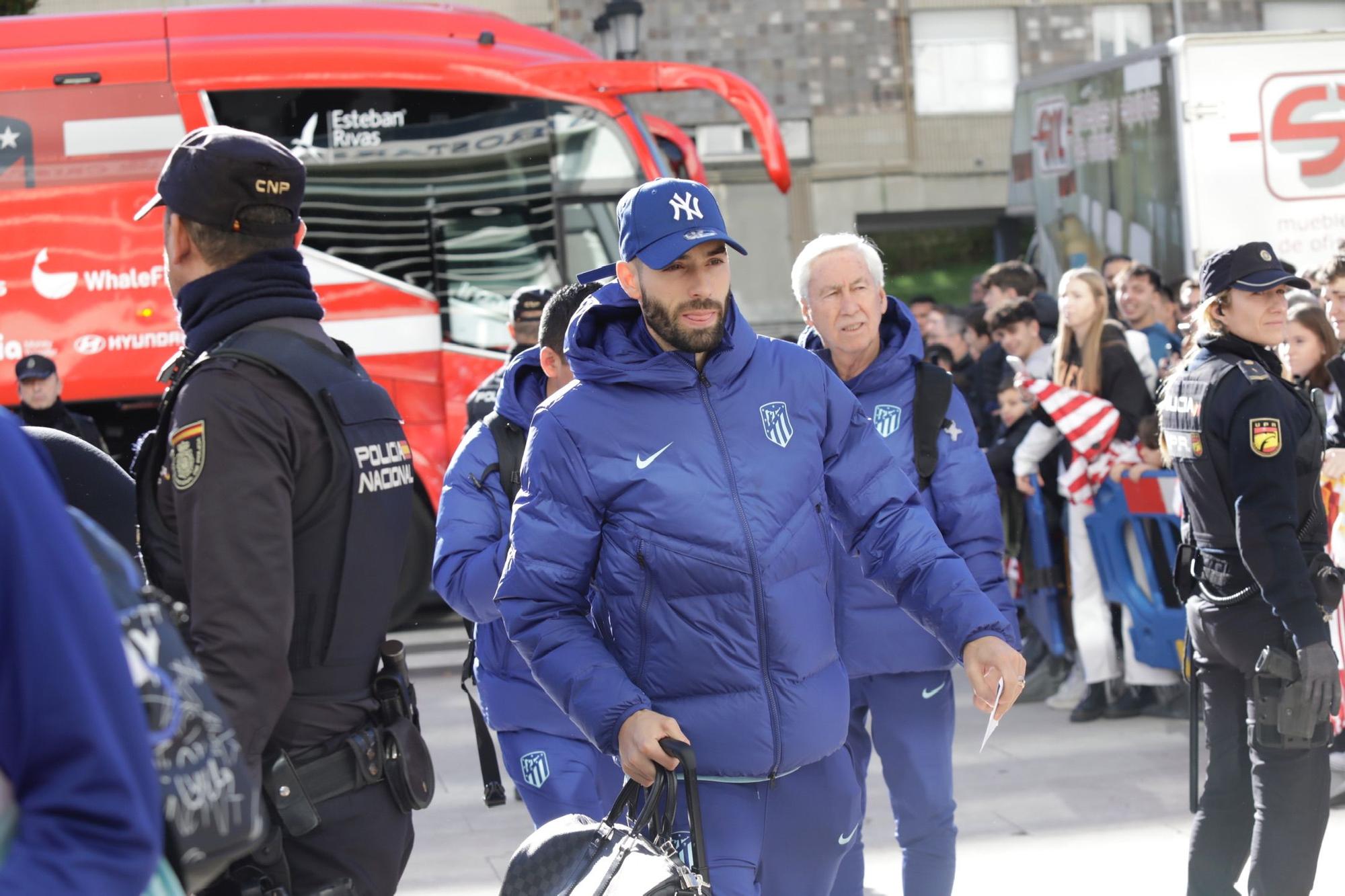 El Atlético de Madrid ya está en Oviedo: el Cholo, aclamado a su llegada por cientos de hinchas