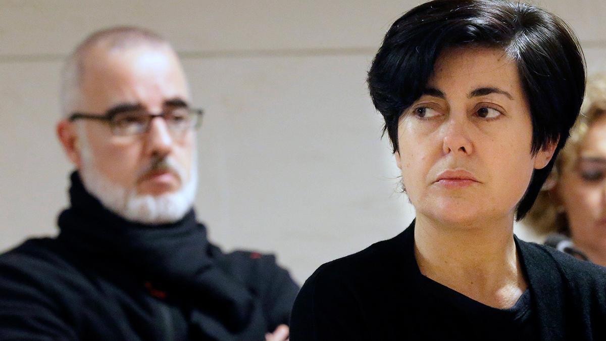 Rosario Porto, con Alfonso Basterra al fondo, en el juicio por el asesinato de Asunta
