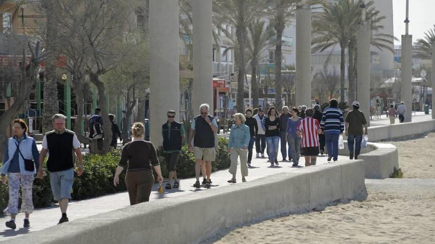 Platja de Palma el pasado invierno. Cada año, 270.000 viajeros llegan con el Imserso.