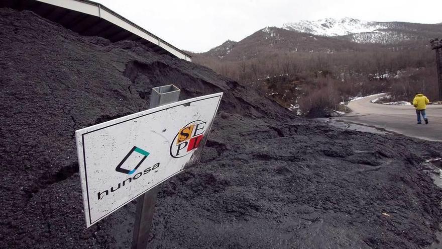 Una pila de carbón del almacén estratégico, en las instalaciones de Victorino Alonso en Cerredo.