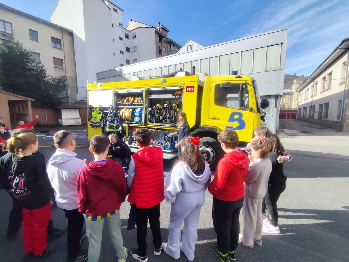 Los bomberos explica su trabajo a los alumnos.