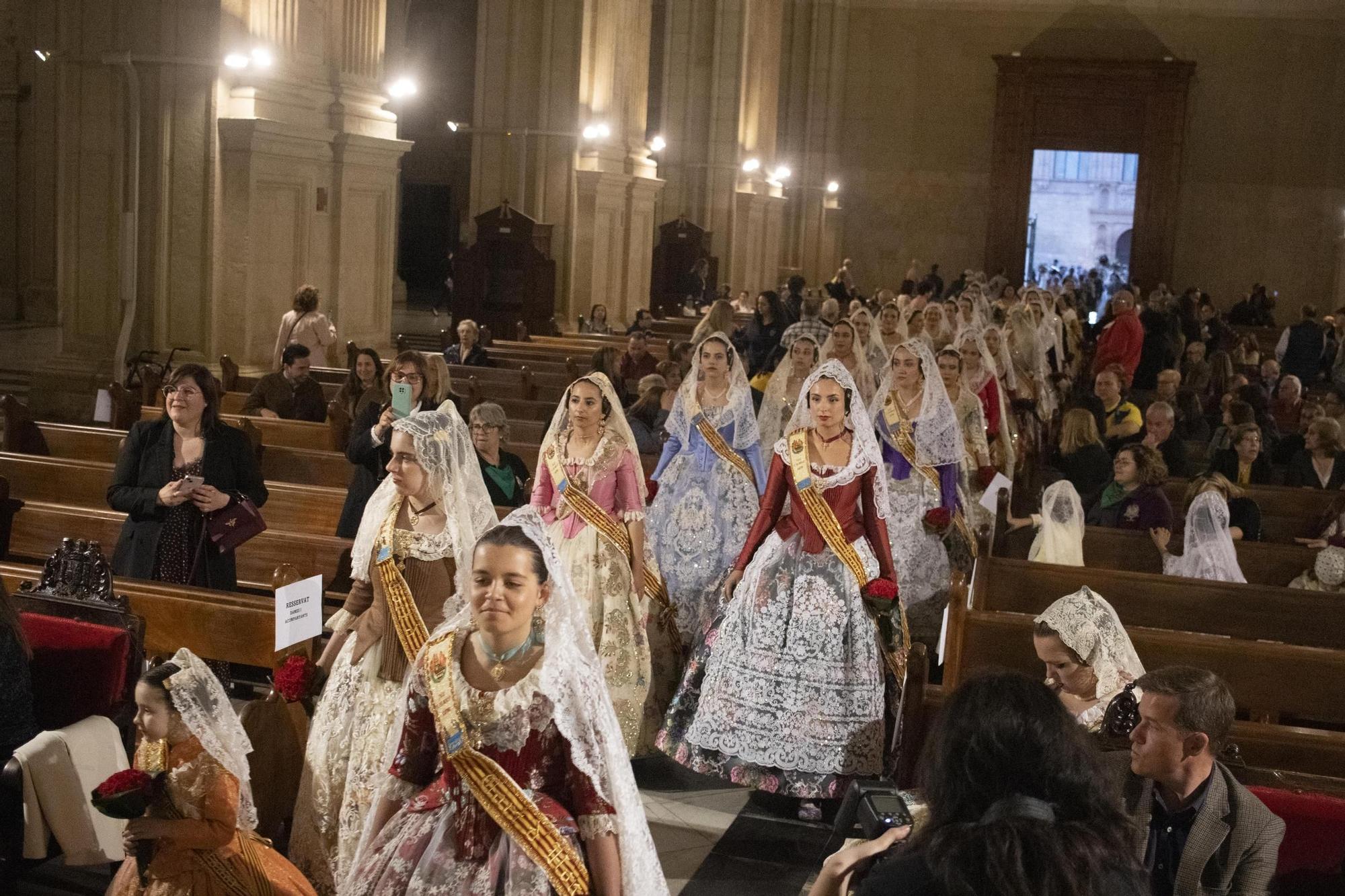 La multitudinaria Ofrenda fallera de Xàtiva, en imágenes