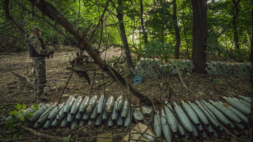 Soldado ucraniano custodia misiles en Zaporiyia, Ucrania.