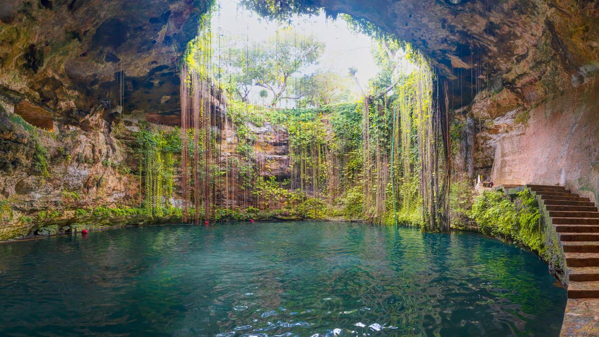 Aunque no sea el tradicional cenote como los que abundan en Yucatán, sus cascadas y pozas naturales recrean la magia.