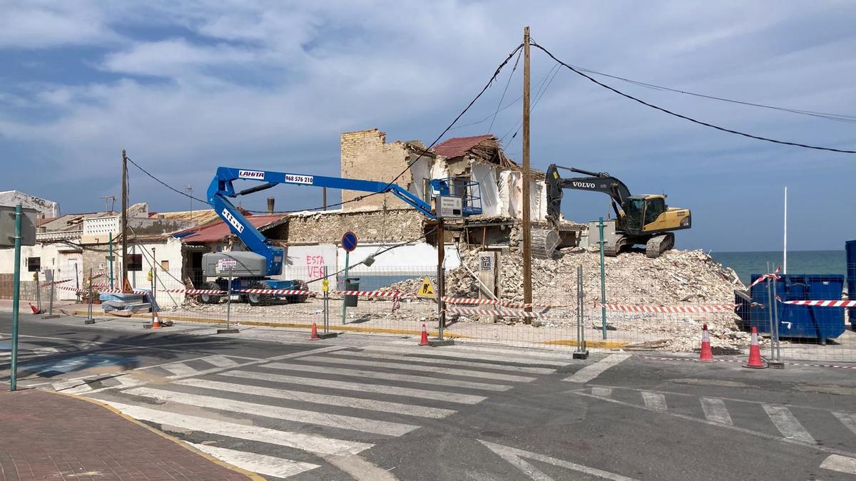 El chiringuito Jaime Playa y el edificio del antiguo Miramar, reducidos a escombro en playa Babilonia de Guardamar del Segura