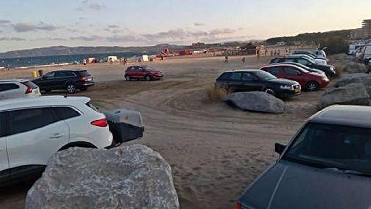 Els aparcaments arran de platja, un problema que tothom coincideix a opinar que cal resoldre