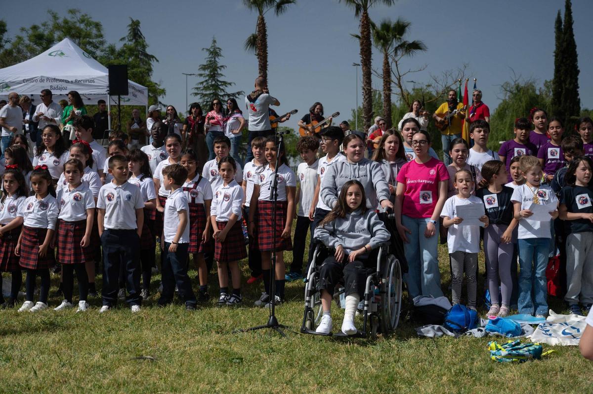 Fotogalería | Miles de niños bailan folklore en Badajoz para reivindicar la identidad y tradición extremeña