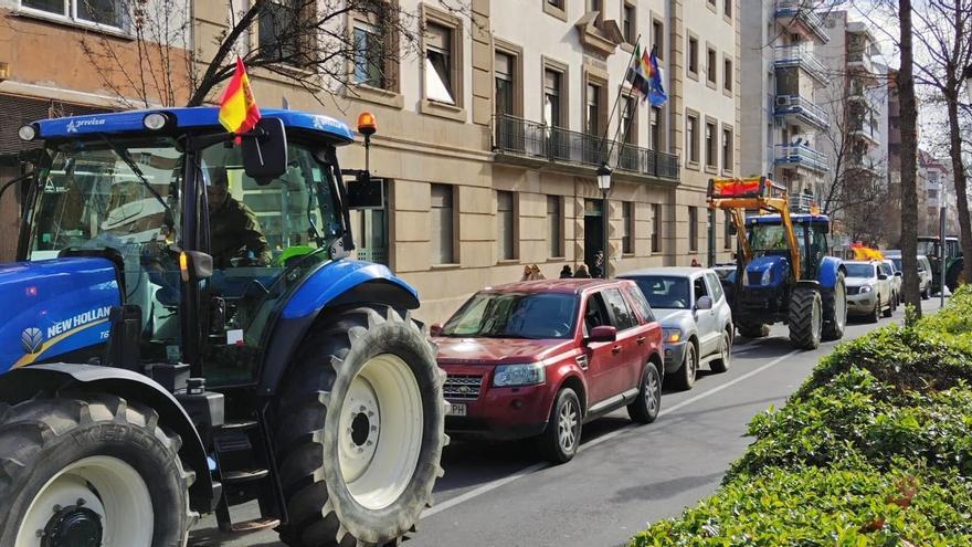 Tractores por las calles de Cáceres durante la movilización de ayer