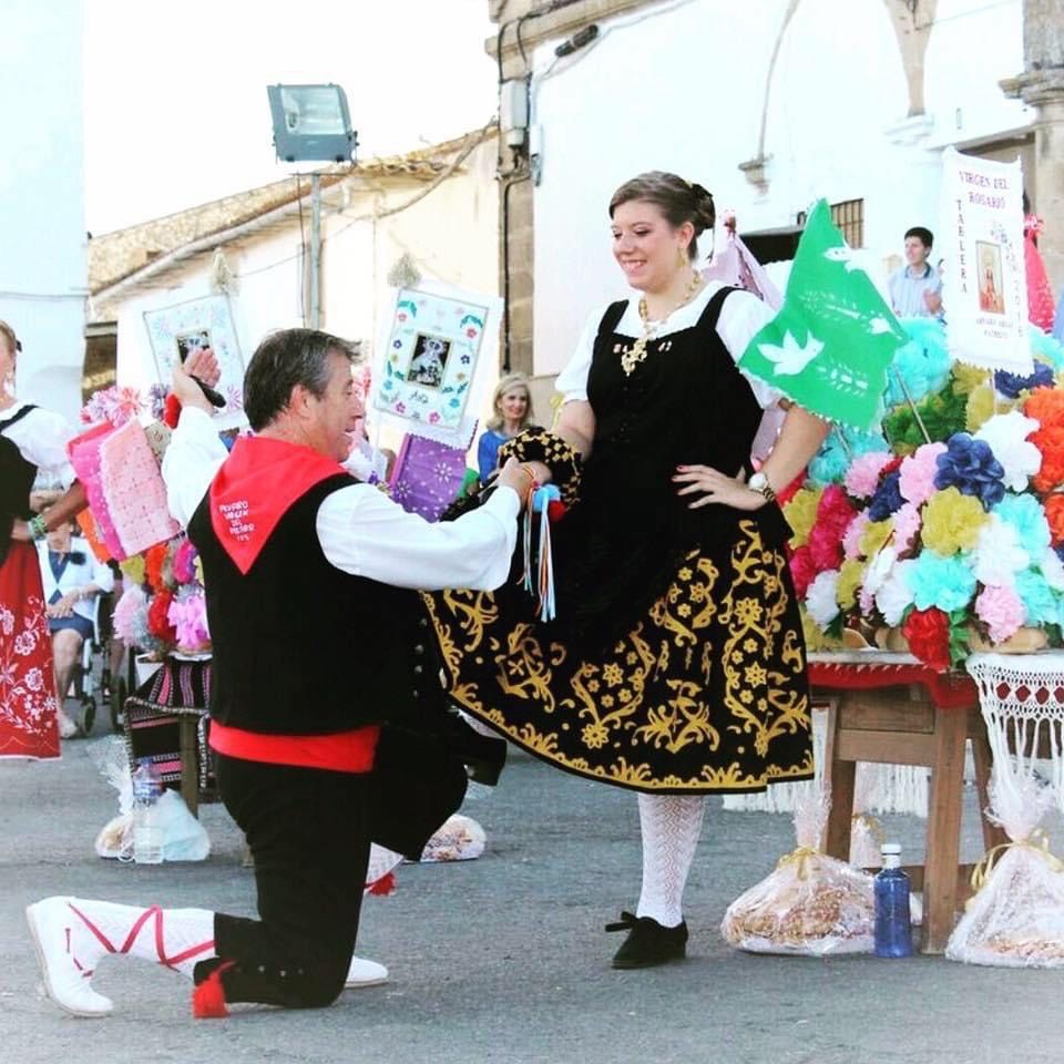 Tablera y danzador en la Fiesta de los Tableros en Valdefuentes.