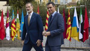 El presidente del Gobierno, Pedro Sánchez, acompaña en su salida al rey Felipe VI, en el arranque de la XXVI Conferencia de Presidentes, este 13 de marzo de 2022 en el Museo Arqueológico Benahoarita de Los Llanos de Aridane, en la isla canaria de La Palma.