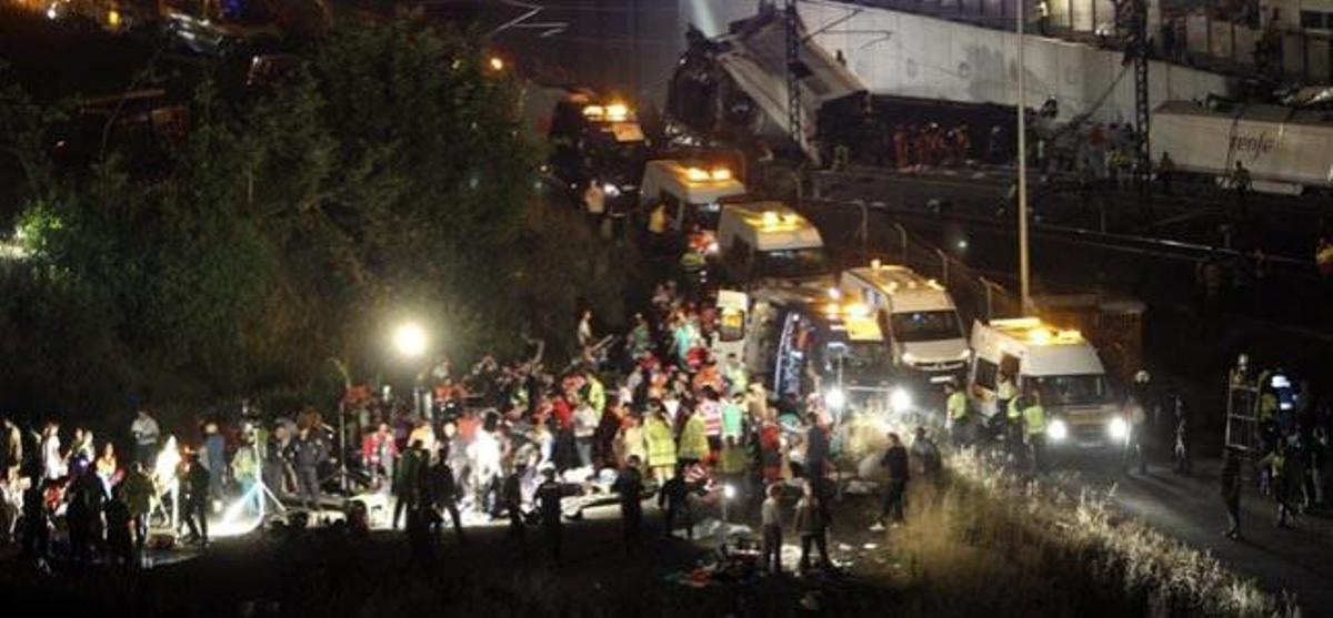 Más de 60 muertos y un centenar de heridos al descarrilar un tren en Santiago
