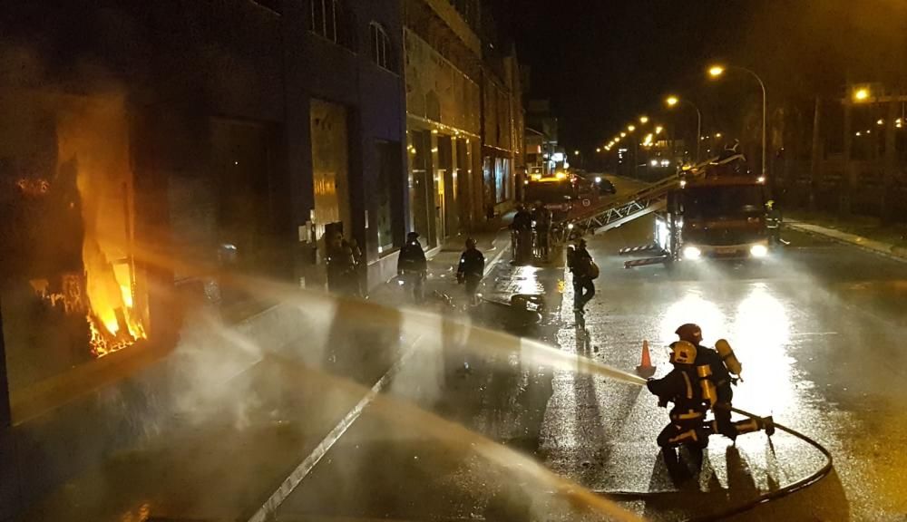 Un incendio calcina tres naves del polígono Santa Bárbara