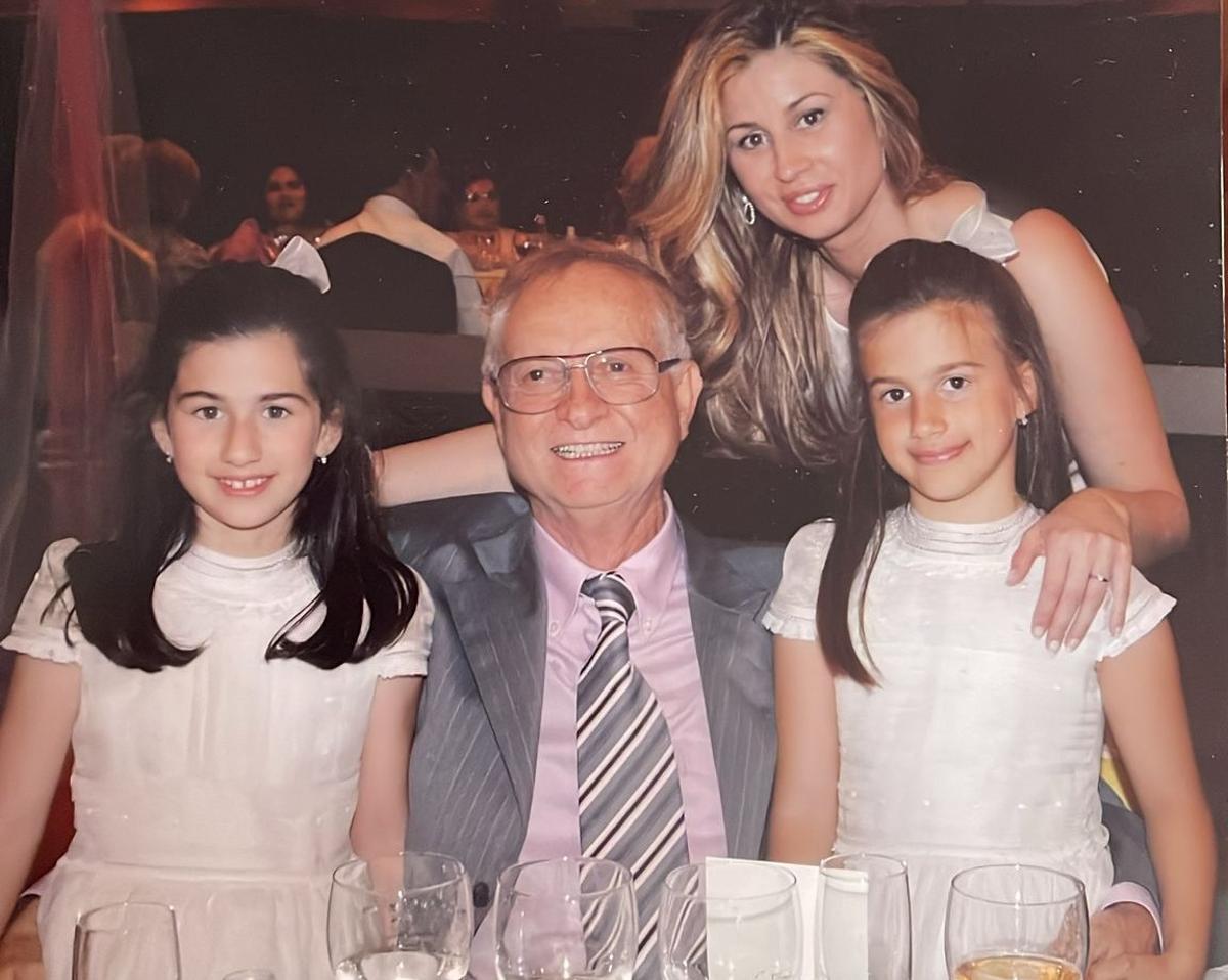Luis Berenguer con su hija Aida y sus nietas Ana y María en el año 2009 en la Primera Comunión.