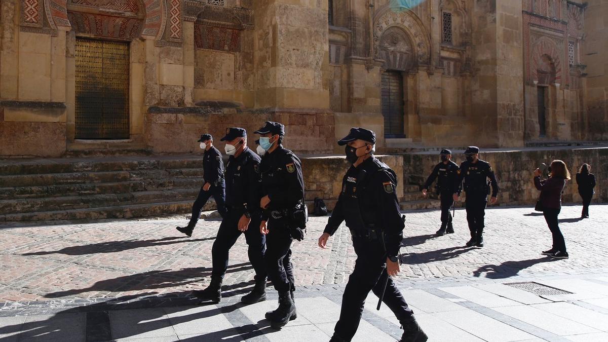 Despliegue policial en el entorno del Palacio de Congresos de Córdoba con motivo del congreso de directivos que este jueves clausurará el Rey.