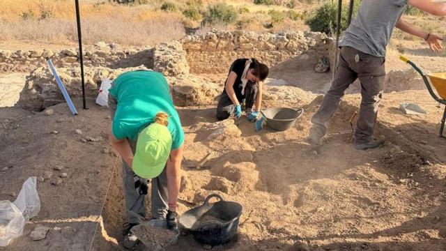 Arqueólogos y estudiantes durante las labores de investigación en la Villa Romana de los Villaricos.