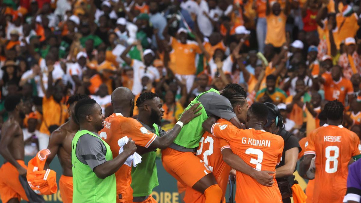 La selección de Costa de Marfil de Jonathan Bamba celebra uno de los goles que le dieron el título