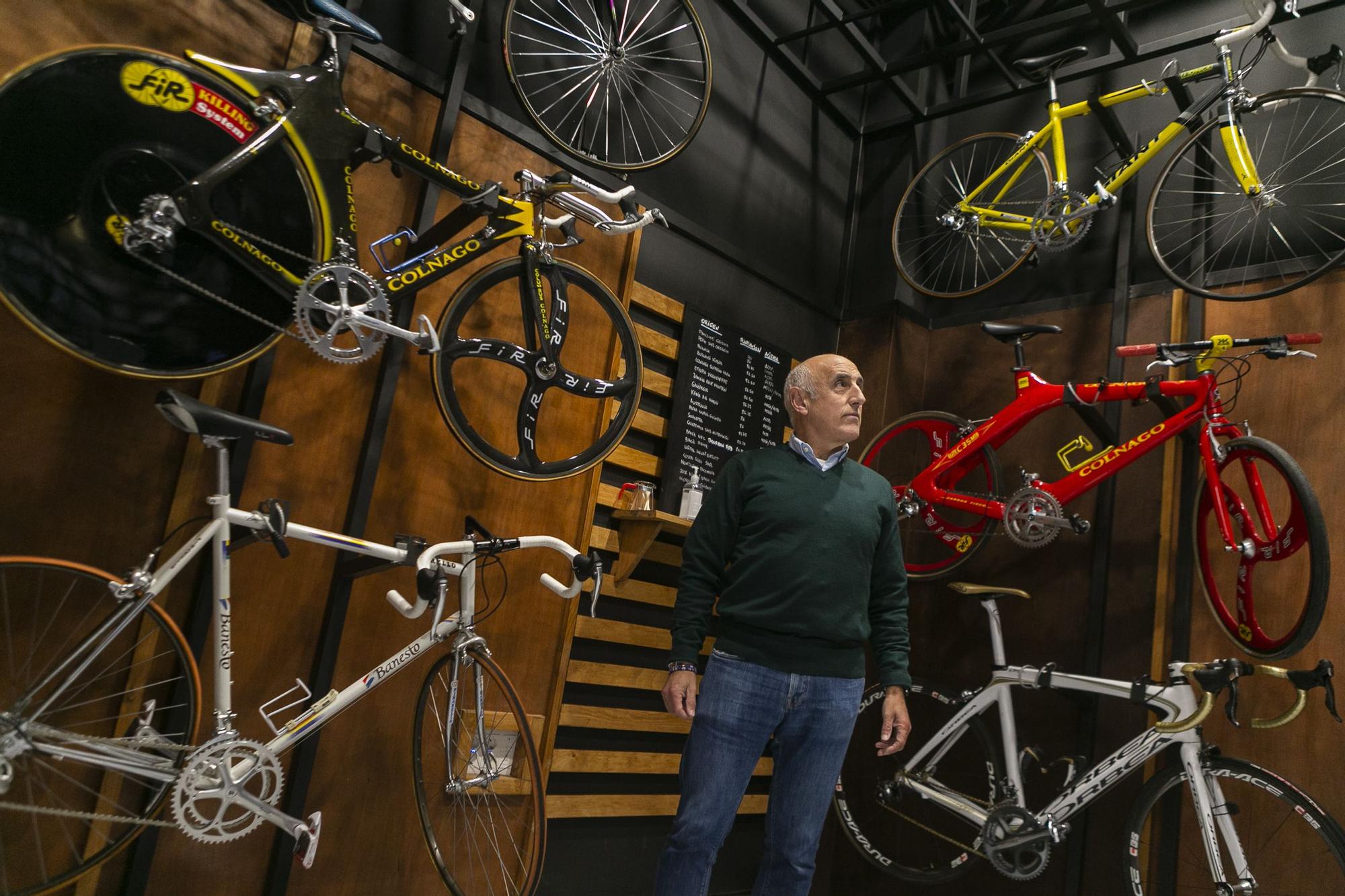 Así es por dentro el tostadero de cafés de Avilés con bicicletas de campeones del mundo