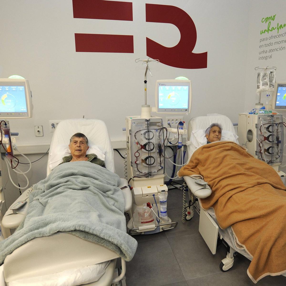 Dalia y Adita en plena sesión de diálisis. | BERNABÉ/JAVIER LALÍN