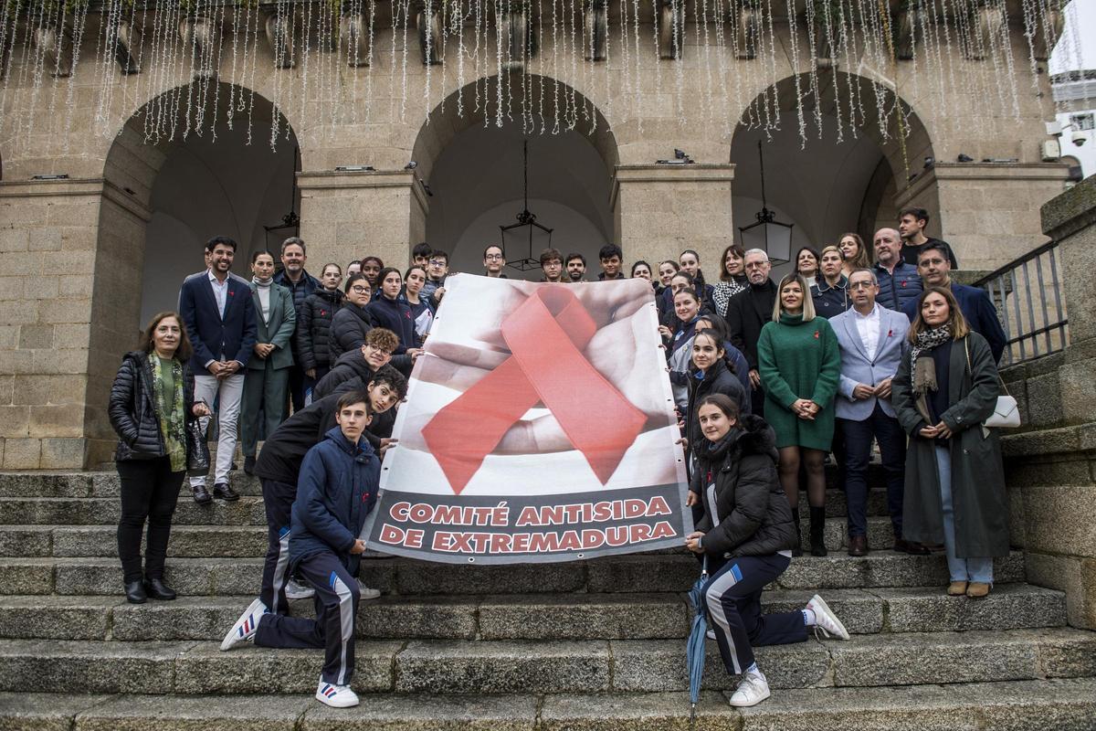 Fotogalería| Cáceres se adhiere a las Declaraciones contra el Sida de París y Sevilla