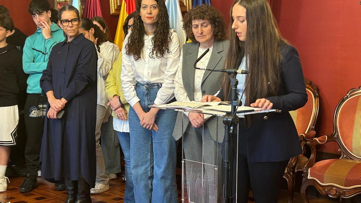 Momento do acto institucional no que recita unha das alumnas do IES Rosalía de Castro