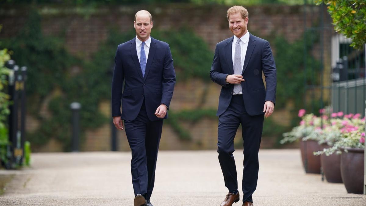 El Príncipe Guillermo Duque de Cambridge y el Príncipe Enrique Duque de Sussex durante la inauguración de la estatua de su madre Diana, Princesa de Gales, en el Palacio de Kensington, Londres,