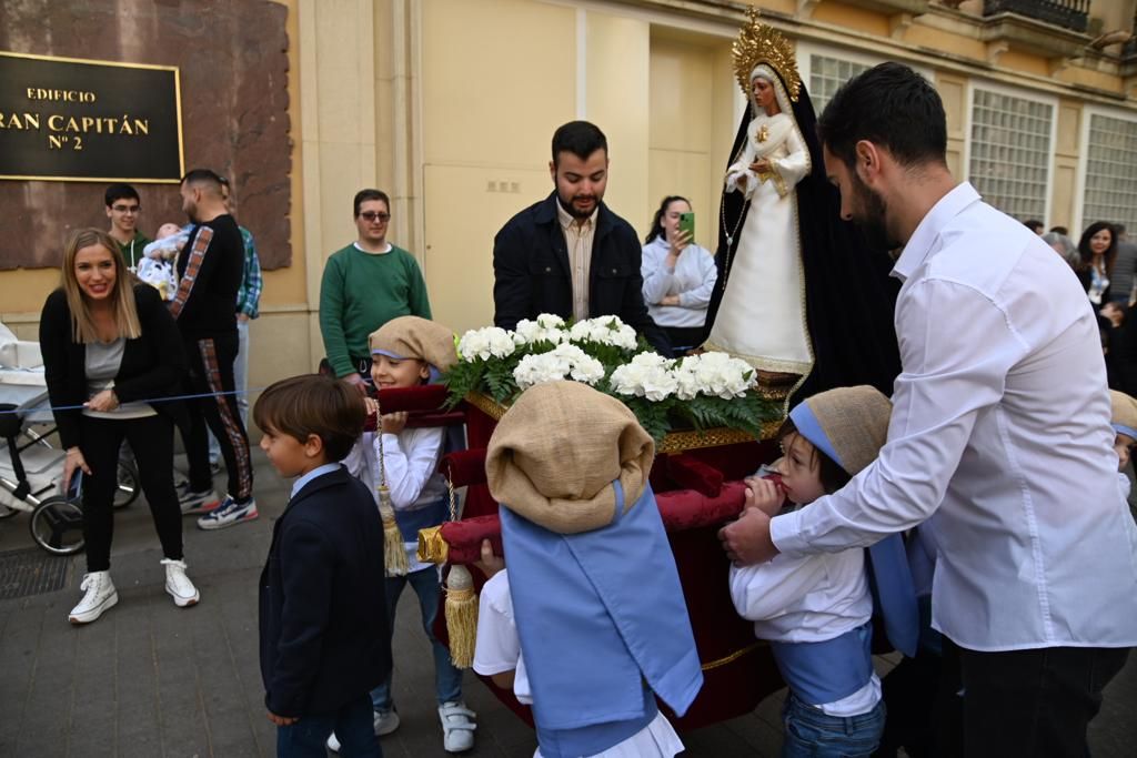 Alumnos del colegio de la Milagrosa durante su desfile por las calles del centro de la ciudad