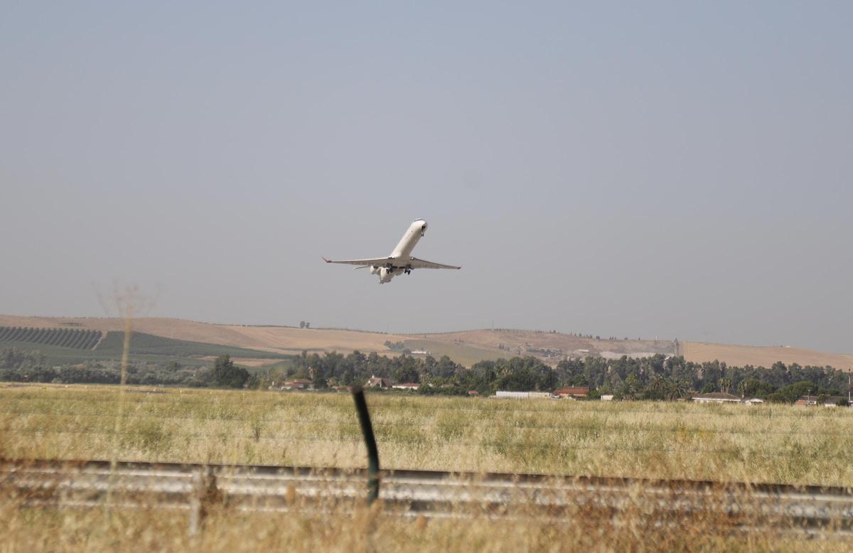Avión de Air Nostrum que ha despegado este jueves desde el aeropuerto de Córdoba con dirección hacia Mallorca