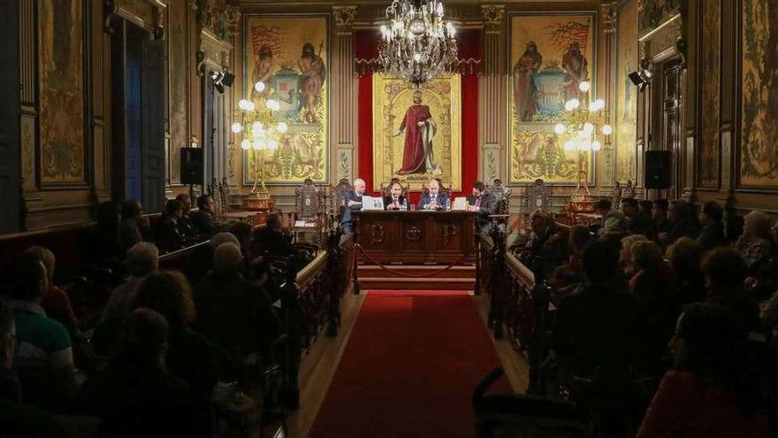 Conferencia en el salón de plenos del antiguo Palacio Provincial.