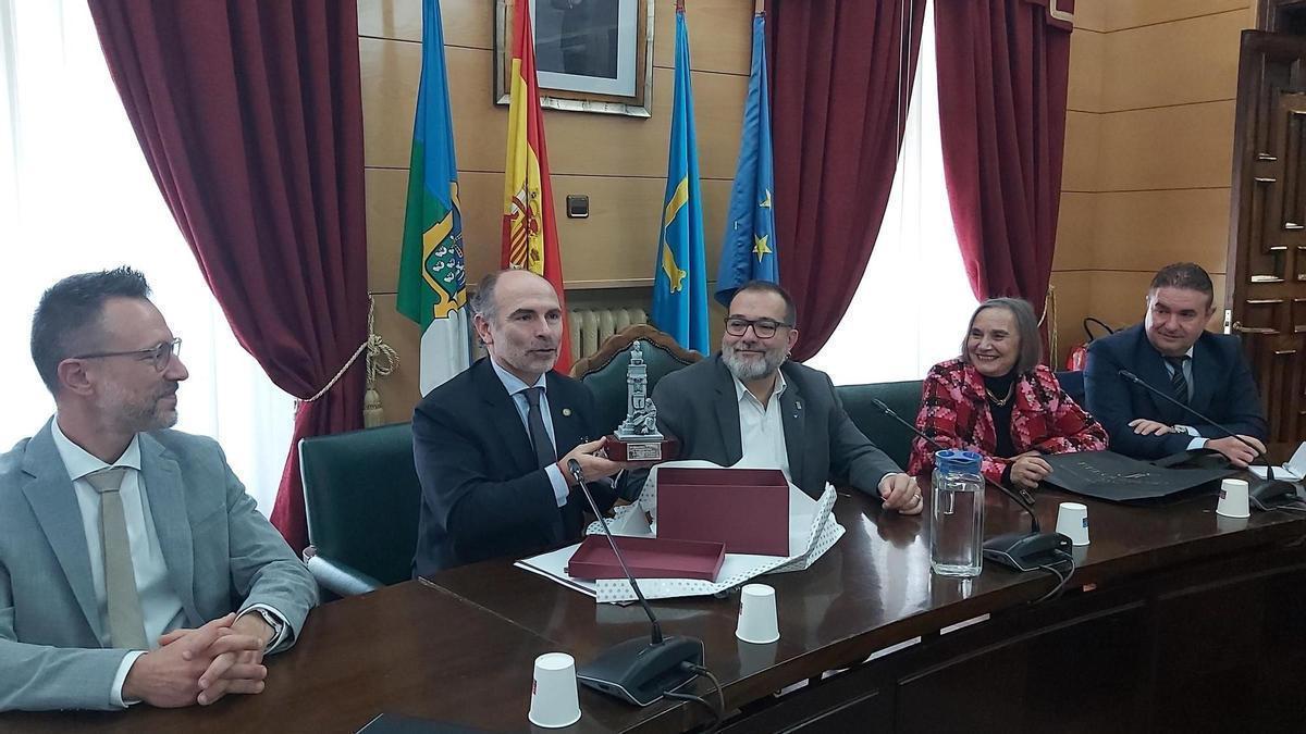 Por la izquierda, Jorge Muñiz, Ignacio Villaverde, con la réplica de la estatuta de "La Carbonera" que recibió del Ayuntamiento, Roberto García, Pilar García y Luis Benito García, en el acto en el que se anunció el relanzamiento de La Buelga.