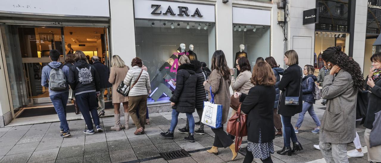 Numerosos clientes se dispone a entrar en una tienda de moda del centro de Oviedo, ayer.