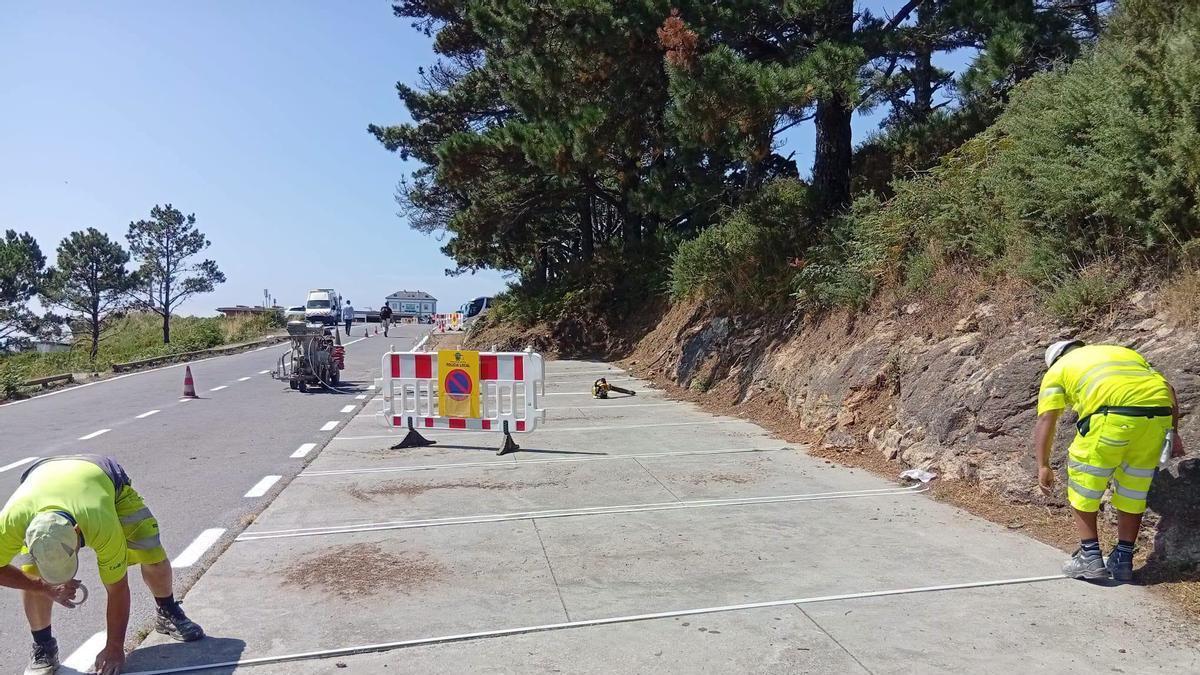 Pintado das prazas de estacionamento na contorna do faro fisterrán.