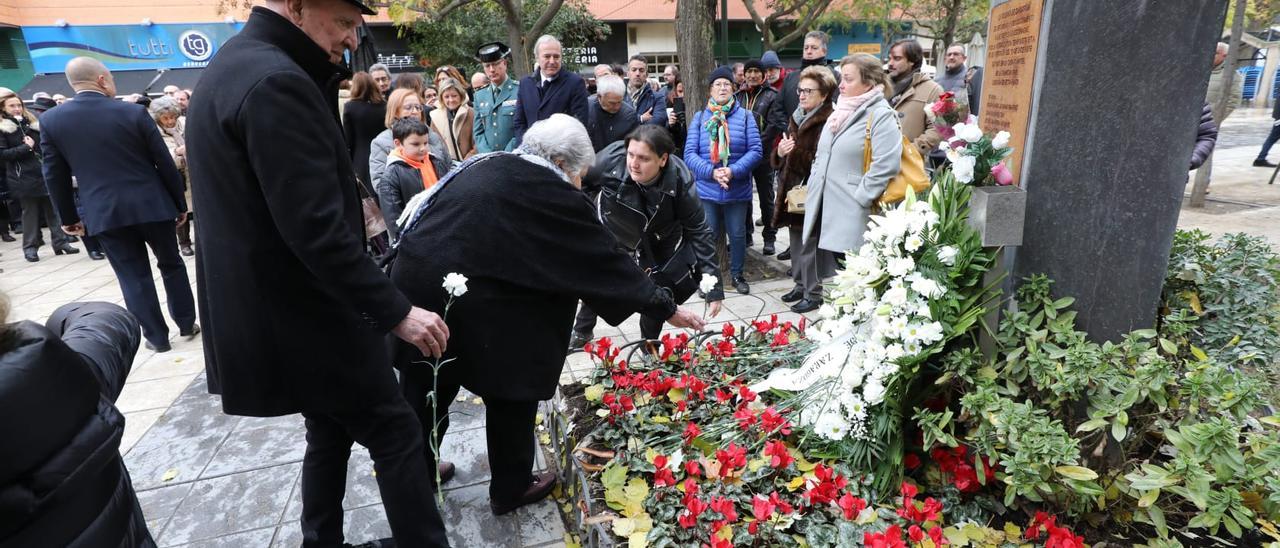 Víctimas del atentado en el homenaje de este domingo por los 35 años.