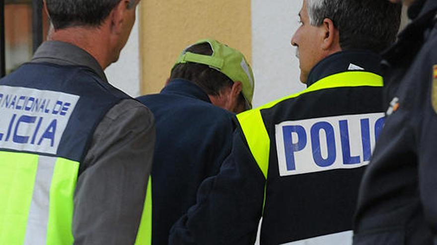 Policías conducen este lunes a Miguel Ángel Múñoz Blas.