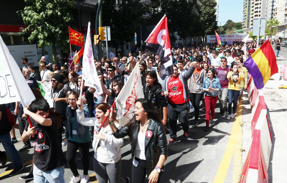 En la segunda de las dos jornadas de huelga, los jóvenes de la capital protagonizan una marcha hasta el Rectorado